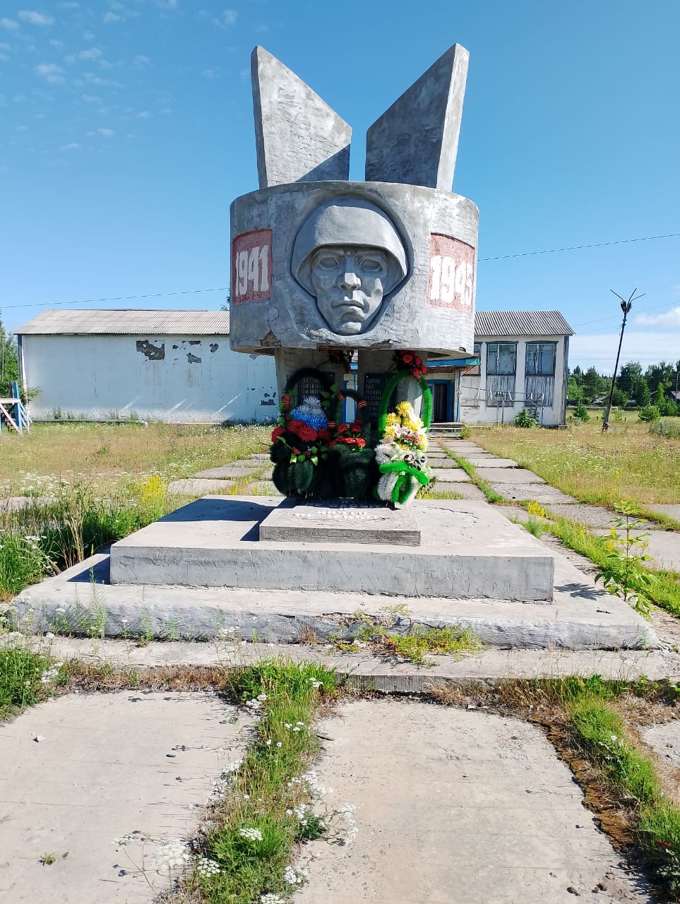 «..Свою жизнь заточив навсегда под бессмертный гранит..».